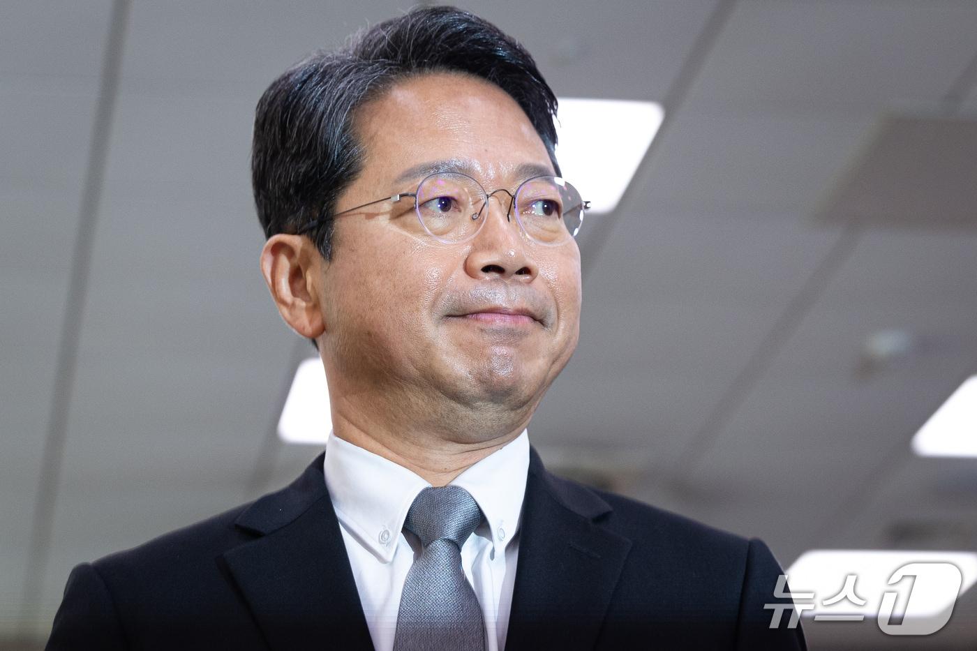 본문 이미지 - 김승원 법무부 장관 후보자가 15일 서울 여의도 국회 법제사법위원회 인사청문회에 출석해 선서문을 서영교 위원장에게 전달한 후 자리로 이동하고 있다. 2026.9.15 ⓒ 뉴스1 유승관 기자