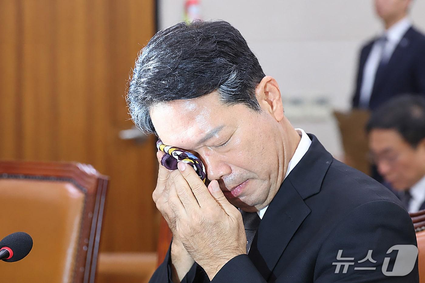 본문 이미지 - 김승원 법무부 장관 후보자가 15일 서울 여의도 국회 법제사법위원회에서 열린 인사청문회에서 발언하며 손수건으로 눈가를 닦고 있다. 2026.9.15 ⓒ 뉴스1 신웅수 기자