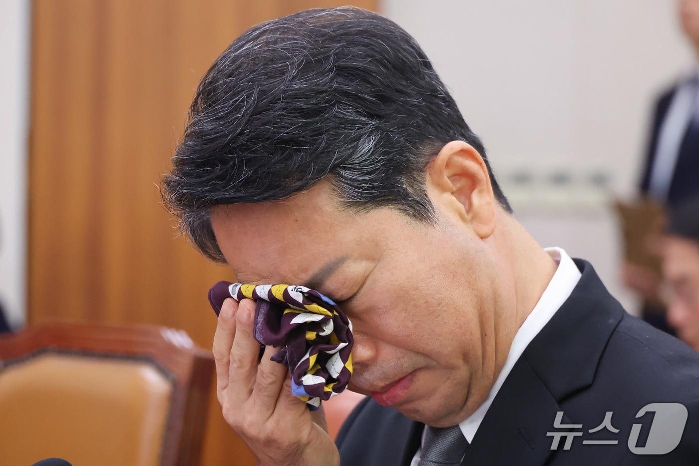 본문 이미지 - 김승원 법무부 장관 후보자가 15일 서울 여의도 국회 법제사법위원회에서 열린 인사청문회에서 발언하며 손수건으로 눈가를 닦고 있다. 2026.9.15 ⓒ 뉴스1 신웅수 기자