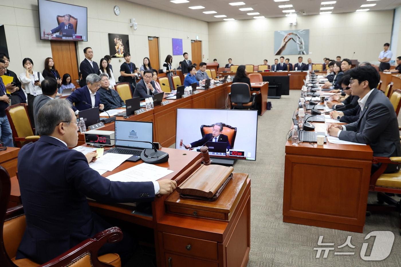 본문 이미지 - 송기헌 과방위원장이 15일 서울 여의도 국회에서 열린 과학기술정보방송통신위원회 전체회의에서 의사봉을 두드리고 있다. 2026.9.15 ⓒ 뉴스1 황기선 기자
