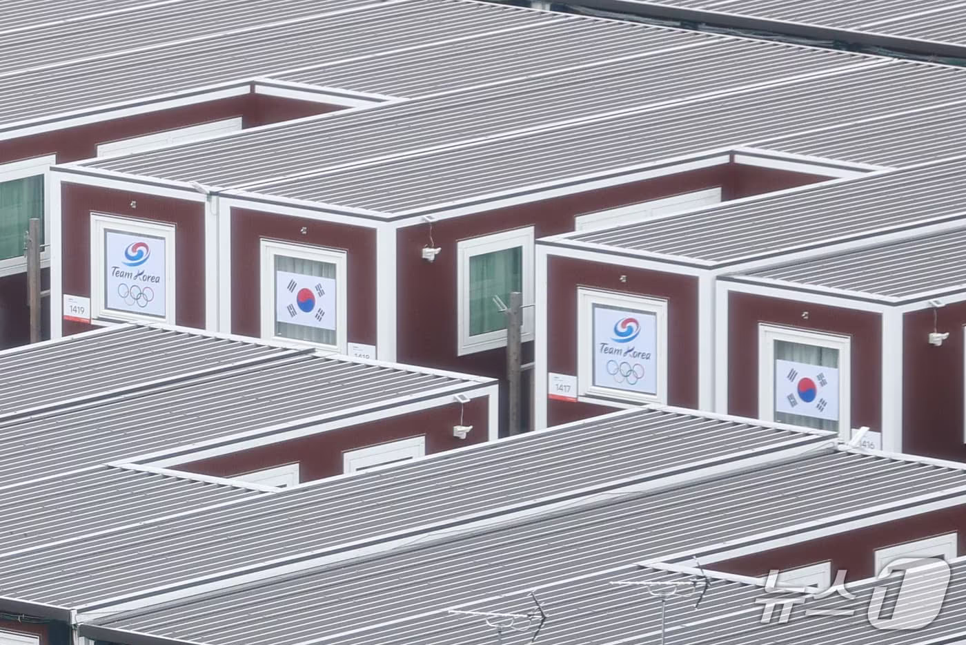 본문 이미지 - 2026 아이치·나고야 아시안게임을 나흘 앞둔 15일 일본 나고야항 선수단 숙소로 마련된 컨테이너에 태극기가 걸려 있다. 2026.9.15 ⓒ 뉴스1 안은나 기자