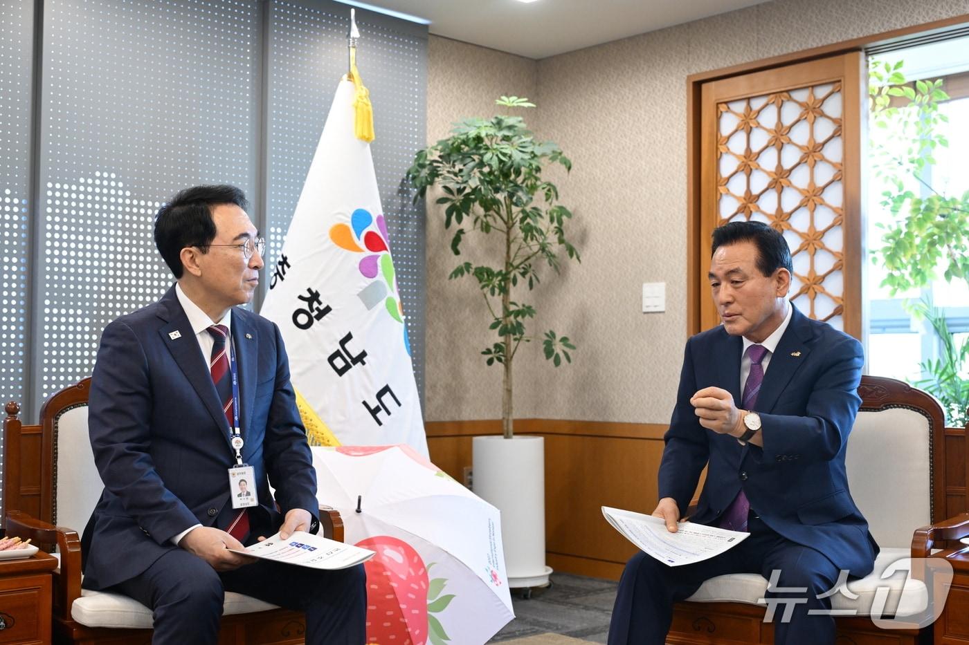 본문 이미지 - 백성현 논산시장(오른쪽)이 박수현 충남도지사를 만나 주요 현안 해결과 미래 성장 기반 확충을 위한 협력을 요청했다. (논산시 제공. 재판매 및 DB금지) /뉴스1