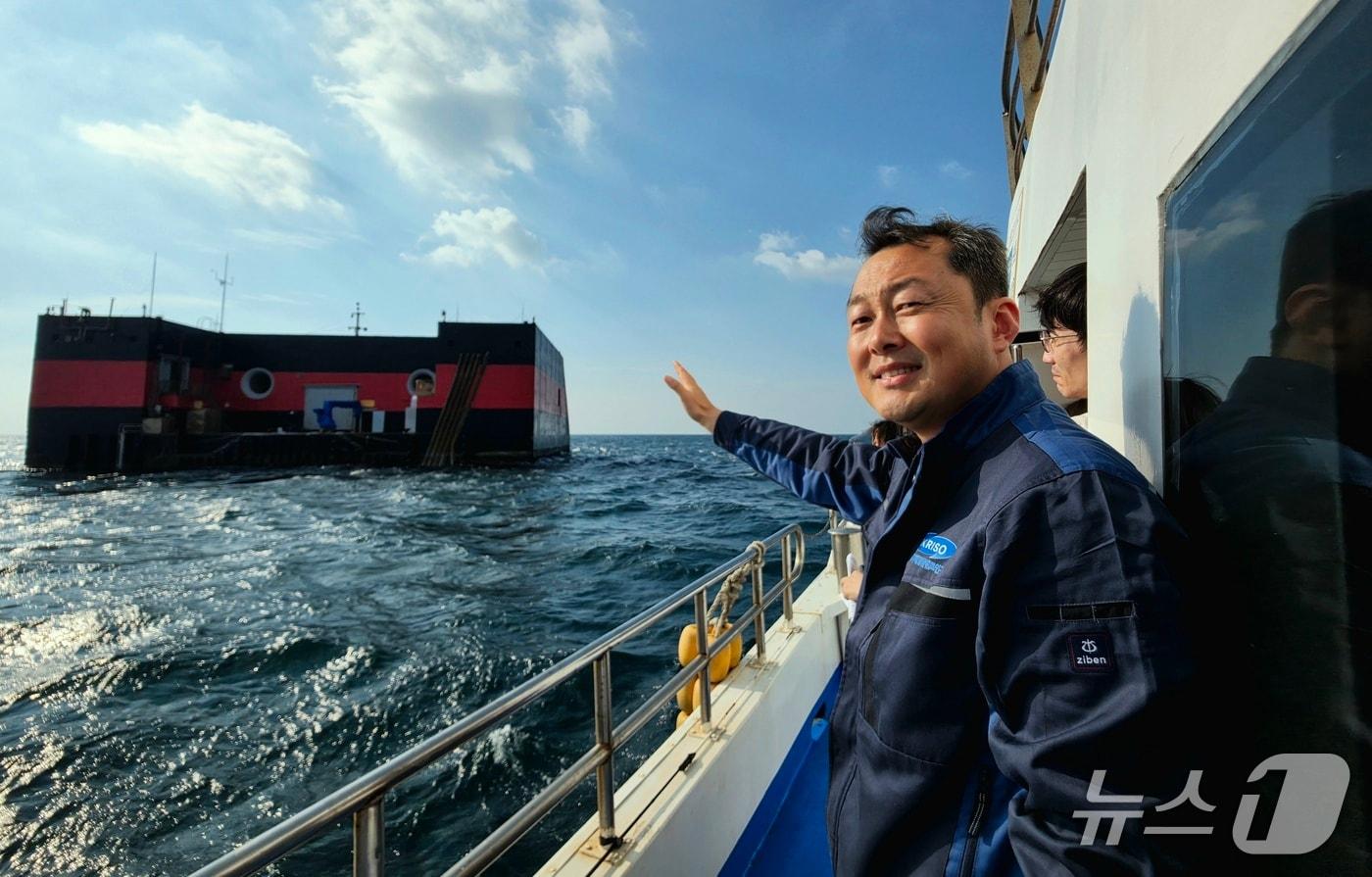 본문 이미지 - 김길원 선박해양플랜트연구소 친환경해양개발연구본부 책임이 14일 제주 한경면 용수리 파력발전 실해역 시험장에 대해 설명하고 있다. ⓒ 뉴스1 황덕현 기자