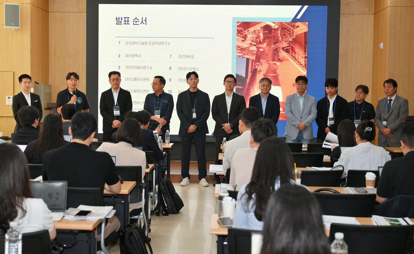 본문 이미지 - 누리호 5차 발사에 탑재되는 10기 큐브위성 관련 관계자.(우주항공청 제공)