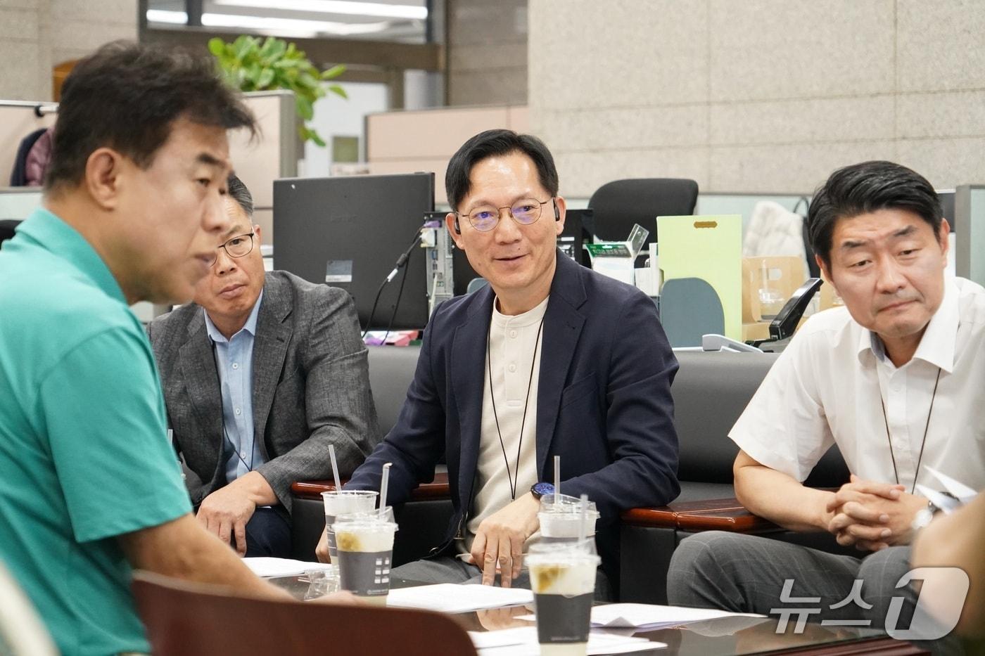 본문 이미지 - 김동순 검증자문단 위원장(가운데)이 소나무재선충병 친환경 약제와 관련한 검토 내용을 설명하고 있다. (검증자문단 제공. 재판매 및 DB금지) /뉴스1