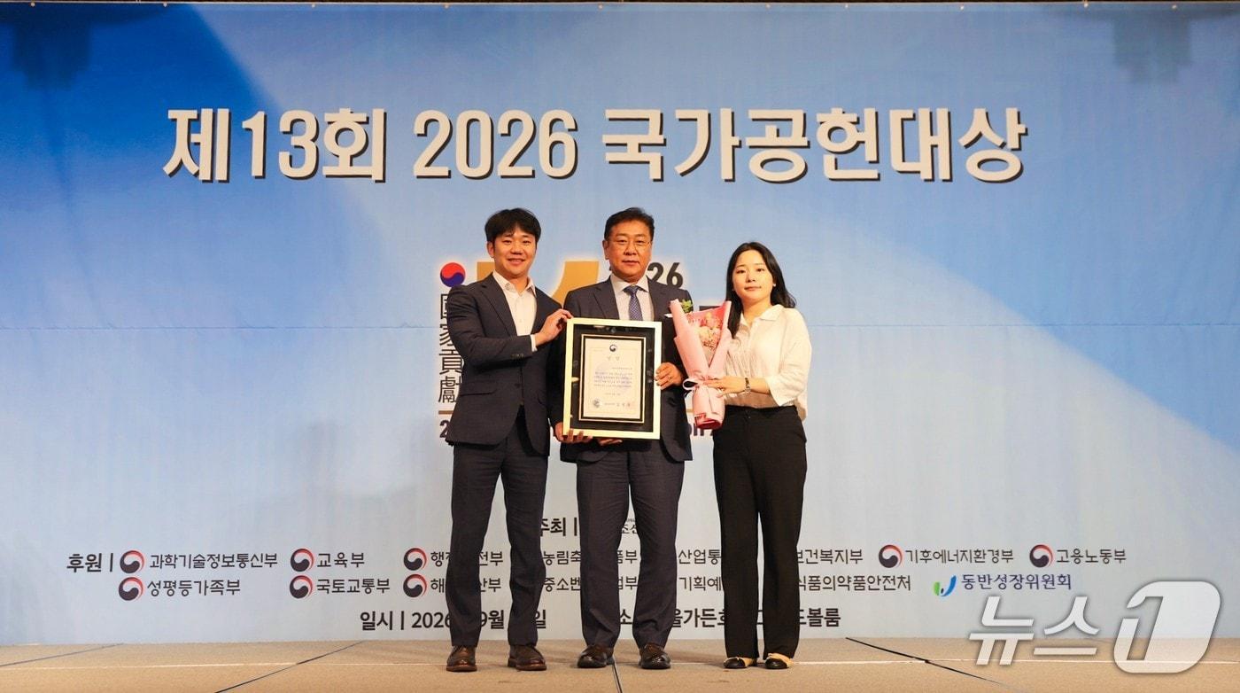 본문 이미지 - 한국수목원정원관리원은 '2026 국가공헌대상'에서 일자리창출 분야 고용노동부 장관표창을 수상했다. 가운데가 이용석 기획이사. (한국수목원정원관리원 제공. 재판매 및 DB금지) /뉴스1