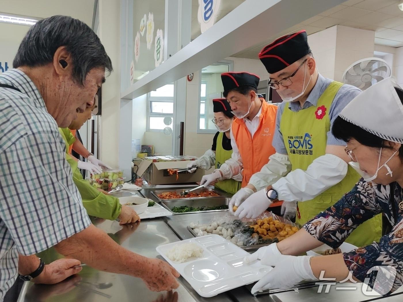 본문 이미지 - 서울지방보훈청은 한화시스템과 추석 명절을 앞두고 15일 서울 중구보훈회관에서 국가유공자에게 식사를 대접하고 추석 선물을 전하는 '정성 가득 보훈 한상' 행사를 열었다. 2026.9.15./ⓒ 뉴스1(서울지방보훈청 제공)