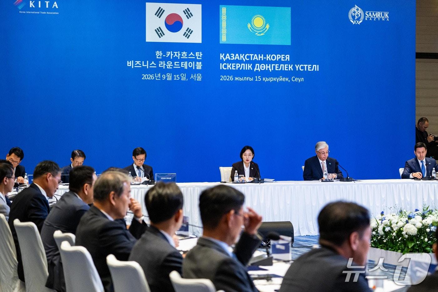 본문 이미지 - 한성숙 국무총리가 15일 서울 종로구 포시즌스호텔에서 열린 한-카자흐스탄 비즈니스 라운드 테이블에서 축사를 하고 있다. 2026.9.15 ⓒ 뉴스1 청사사진기자단