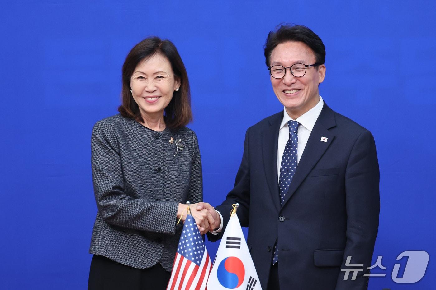 본문 이미지 - 김민석 더불어민주당 대표가 15일 서울 여의도 국회에서 미셸 스틸 주한미국대사를 접견하며 악수하고 있다. 2026.9.15 ⓒ 뉴스1 신웅수 기자
