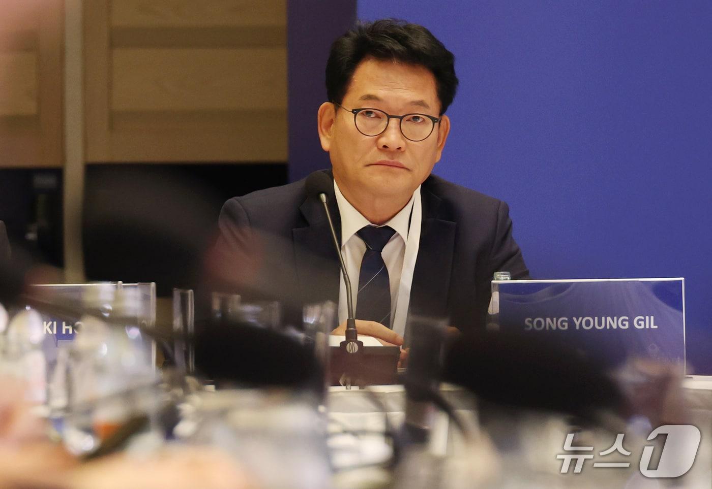 본문 이미지 - 송영길 더불어민주당 의원이 15일 오후 서울 종로구 포시즌스 호텔 서울에서 열린 한-카자흐스탄 비즈니스 라운드 테이블에 참석하고 있다. 2026.9.15 ⓒ 뉴스1 청사사진기자단