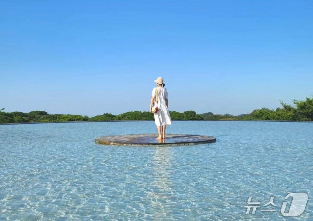 본문 이미지 - 제주돌문화공원 하늘연못.(제주돌문화공원 공식 누리소통망 갈무리)
