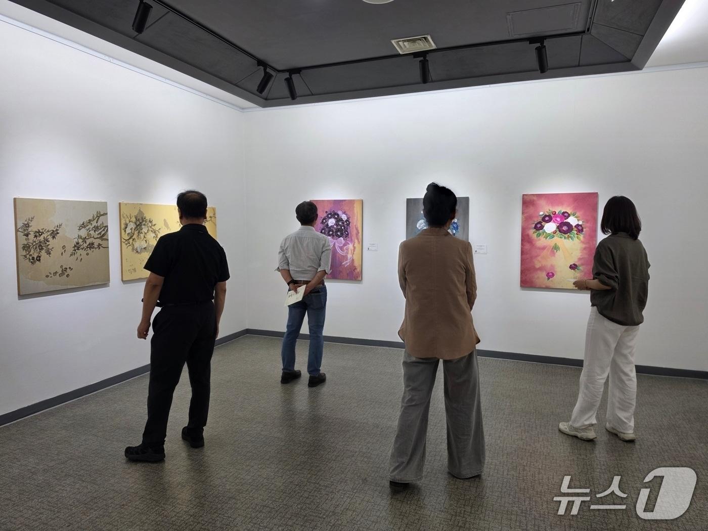 본문 이미지 - 만화특별전 '동백, 기업을 품다' 전시 모습.(전남광주통합특별시 제공. 재판매 및 DB 금지) 2026.9.15/뉴스1