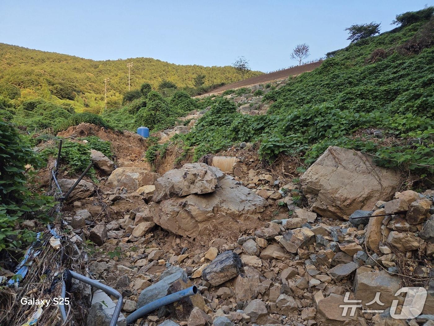 본문 이미지 - 지난 광복절 집중호우 당시 경남 통영시 일운마을 농지 일부가 범람으로 유실됐다.(일운마을 침수 피해 주민 제공. 재판매 및 DB 금지)