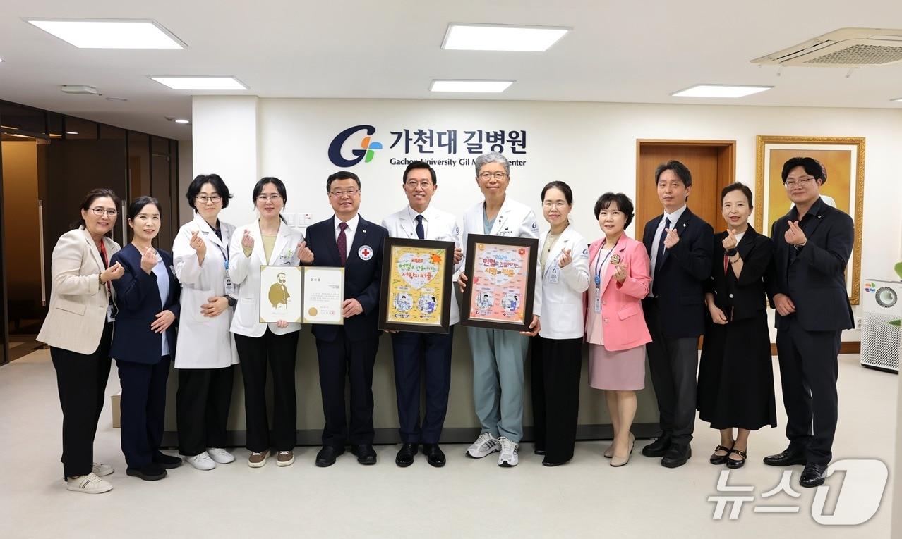 본문 이미지 - 이정우 인천혈액원 원장(왼쪽 다섯 번째) 등 혈액원 관계자들이 14일 가천대 길병원을 방문해 김우경 병원장(왼쪽 여섯 번째)에게 감사장을 전달하고 임직원들이 완성한 헌혈 퍼즐 액자를 전달하고 있다. (가천대 길병원 제공.재판매 및 DB금지) /뉴스1