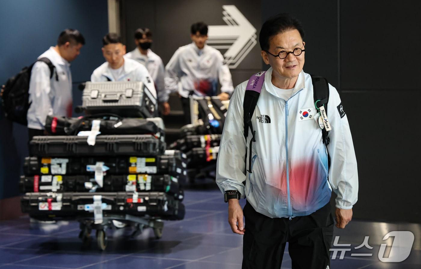 본문 이미지 - 2026 아이치-나고야 아시안게임 사격 국가대표팀 장갑석 총감독이 15일 일본 나고야 중부국제공항을 통해 입국하고 있다. 2026.9.15 ⓒ 뉴스1 김도우 기자