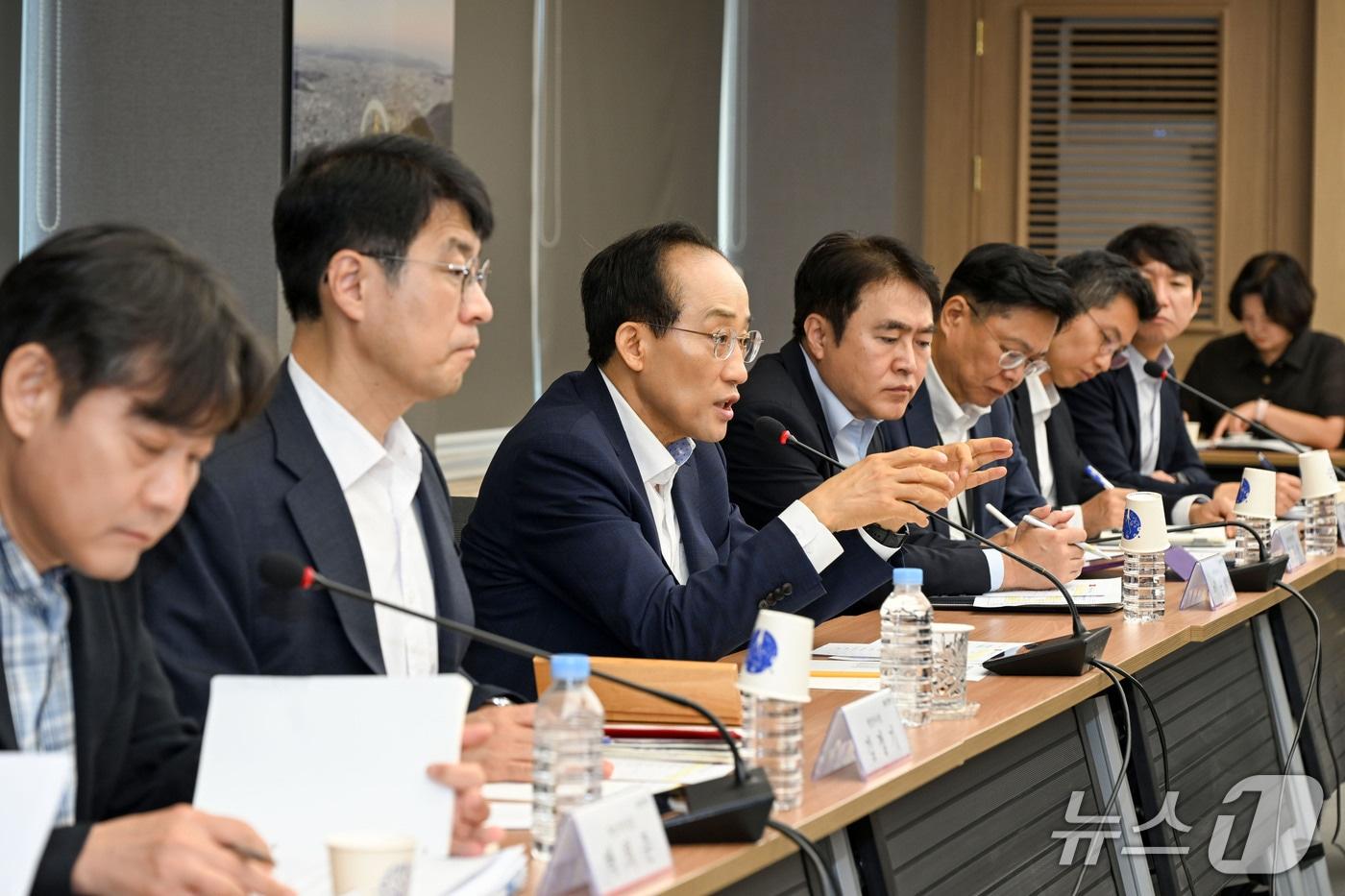 본문 이미지 - 15일 대구시 산격청사에서 열린 간부회의에서 추경호 시장이 발언하고 있다. 추 시장은 이날 "공정이 살아야 조직이 산다＂며 공정한 조직 문화를 강조했다.(대구시 제공, 재판매 및 DB 금지) ⓒ 뉴스1 이재춘 기자