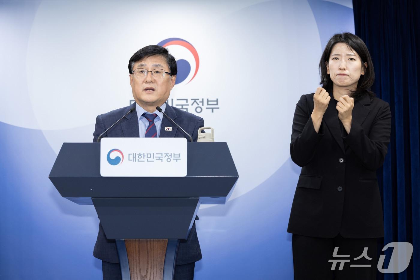 본문 이미지 - 김성환 기후에너지환경부 장관이 서울 종로구 정부서울청사에서 송전망 건설 수용성 제고 방안에 대해 발표하고 있다. (기후에너지환경부 제공. 재판매 및 DB 금지) 2026.9.15 ⓒ 뉴스1