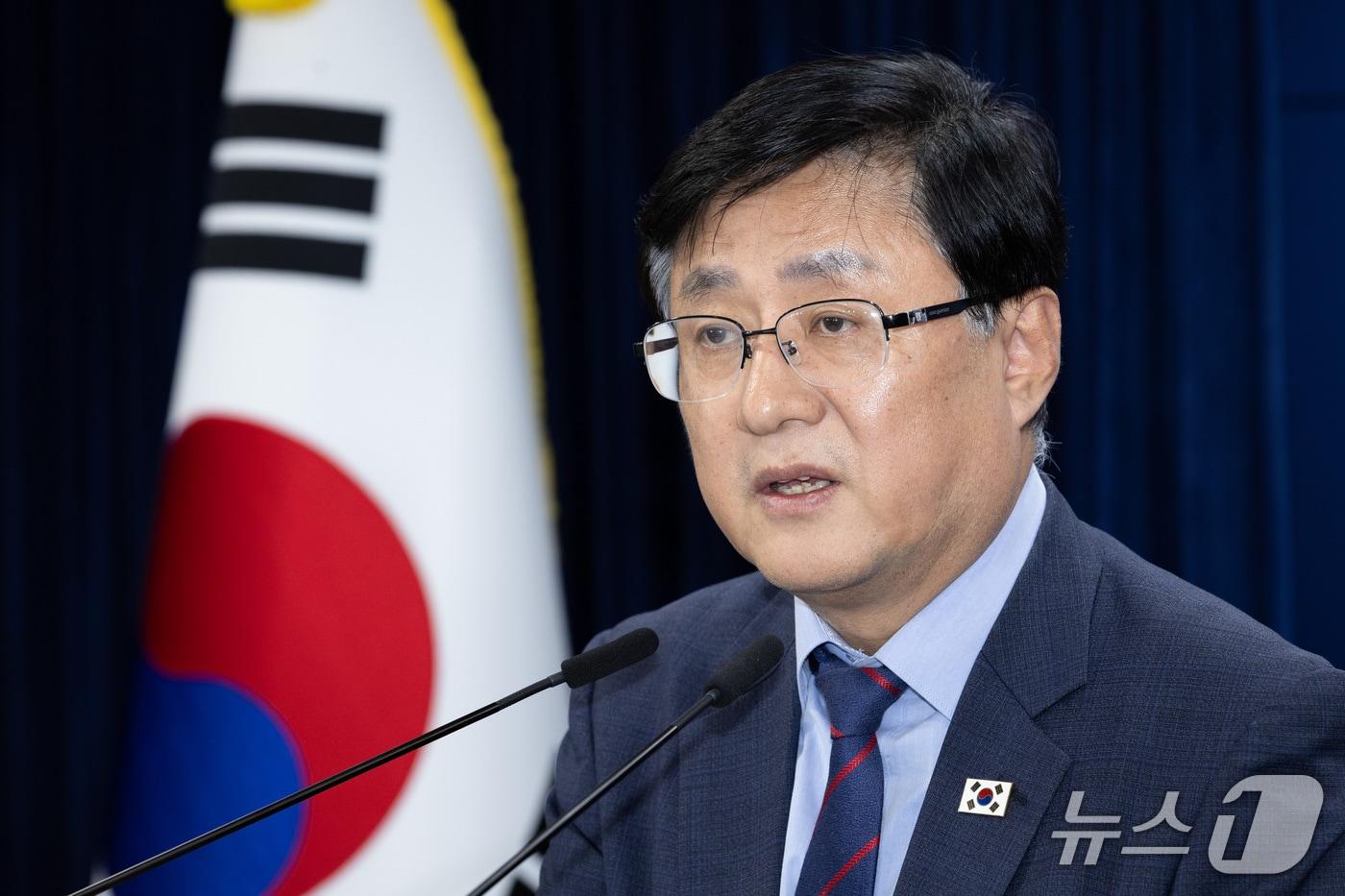 본문 이미지 - 김성환 기후에너지환경부 장관이 서울 종로구 정부서울청사에서 송전망 건설 수용성 제고 방안에 대해 발표하고 있다. (기후에너지환경부 제공. 재판매 및 DB 금지) 2026.9.15 ⓒ 뉴스1