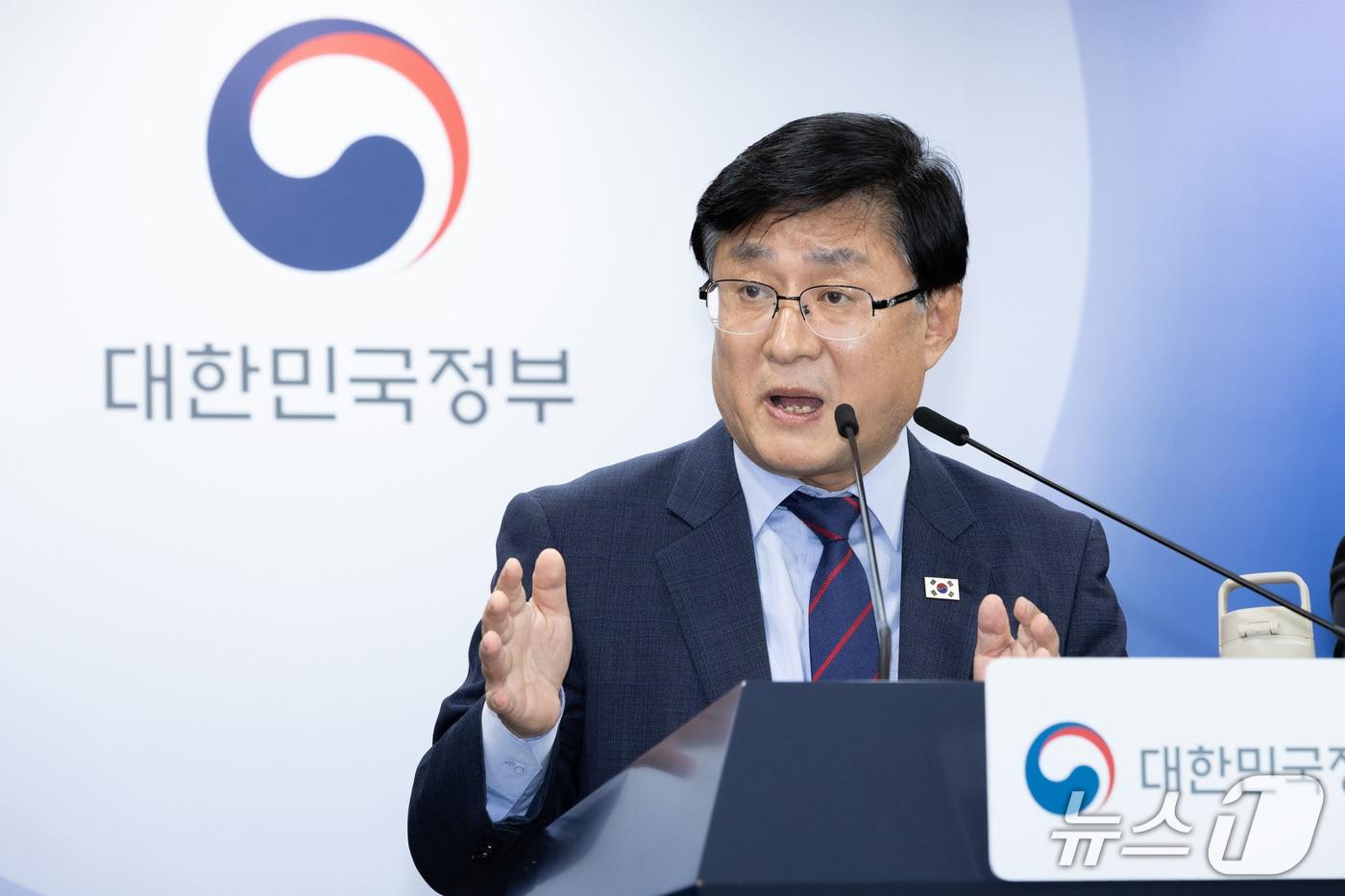 본문 이미지 - 김성환 기후에너지환경부 장관이 15일 서울 종로구 정부서울청사에서 송전망 건설 수용성 제고 방안에 대해 발표하고 있다. (기후에너지환경부 제공. 재판매 및 DB 금지) 2026.9.15 ⓒ 뉴스1