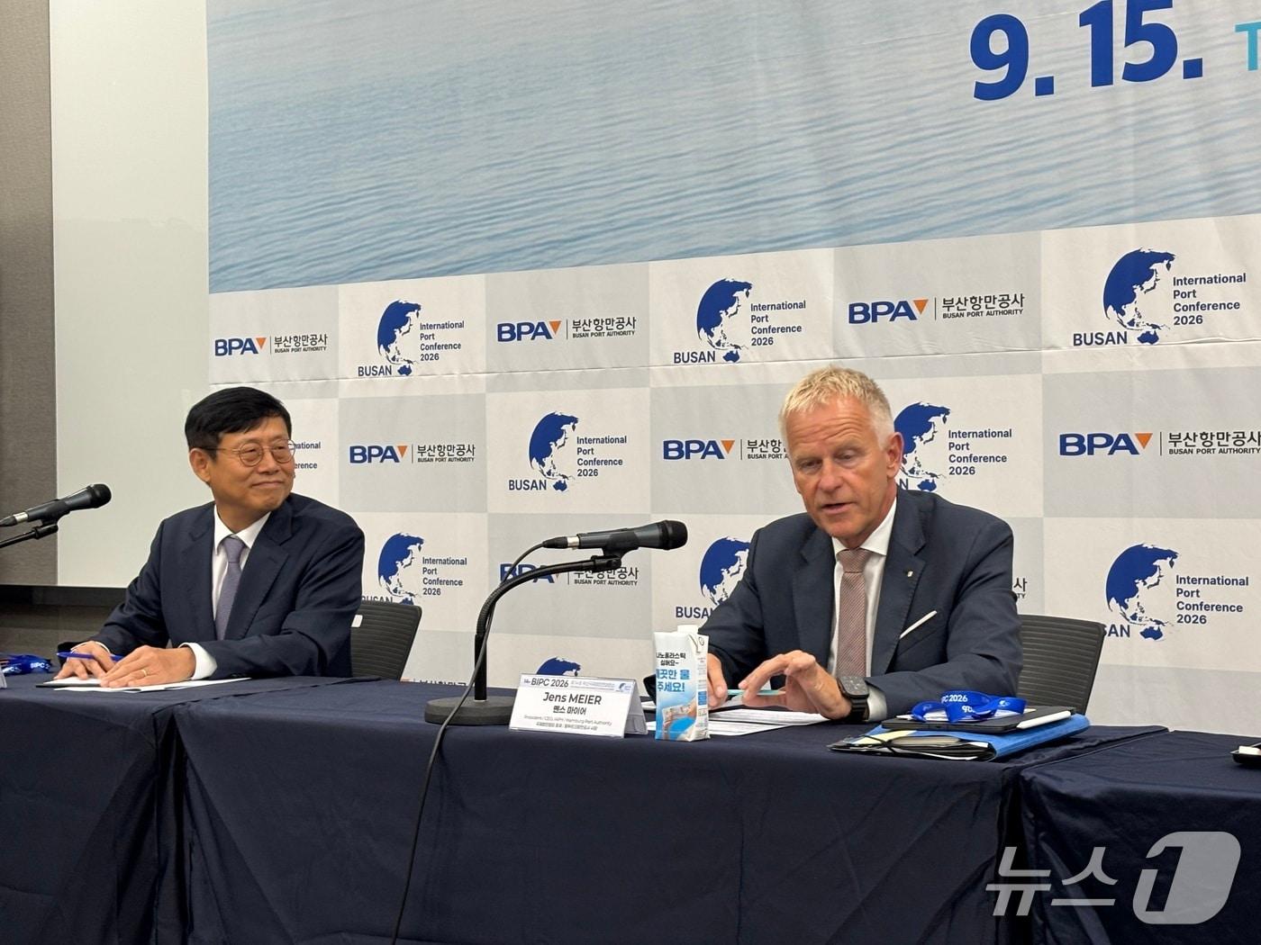 본문 이미지 - 옌스 마이어 IAPH 총재 송상근 부산항만공사 사장이 15일 열린 기자회견에서 답변하는 모습 2026.9.15 ⓒ 뉴스1 홍윤 기자