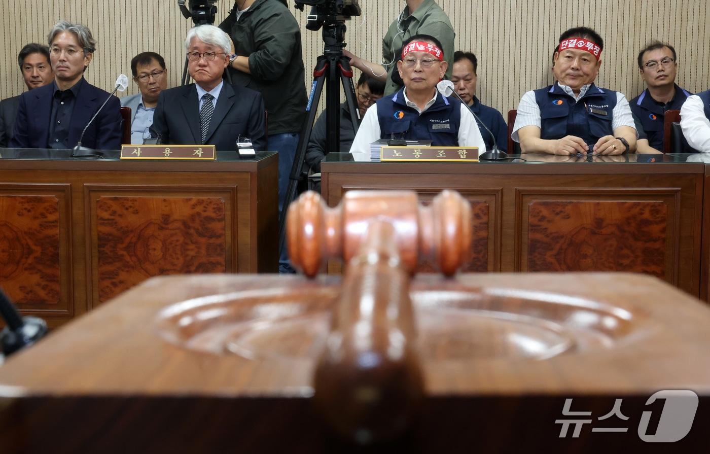 본문 이미지 - 김정환 서울시버스사업조합 이사장과 박점곤 서울시버스노동조합 위원장이 15일 오후 서울 영등포구 서울지방노동위원회에서 열린 제2차 조정회의에 참석해 자리에 앉아 있다. 2026.9.15 ⓒ 뉴스1 김진환 기자