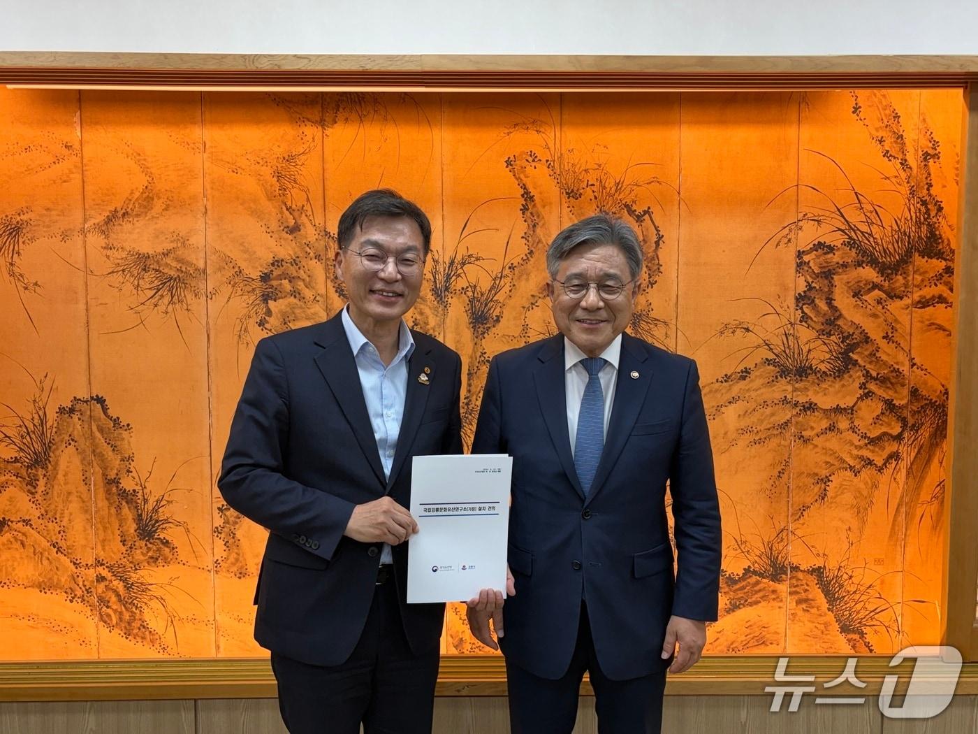 본문 이미지 - 국가유산청 방문한 김중남 강릉시장(왼쪽) (강릉시 제공. 재판매 및 DB 금지) 2026.9.15/뉴스1