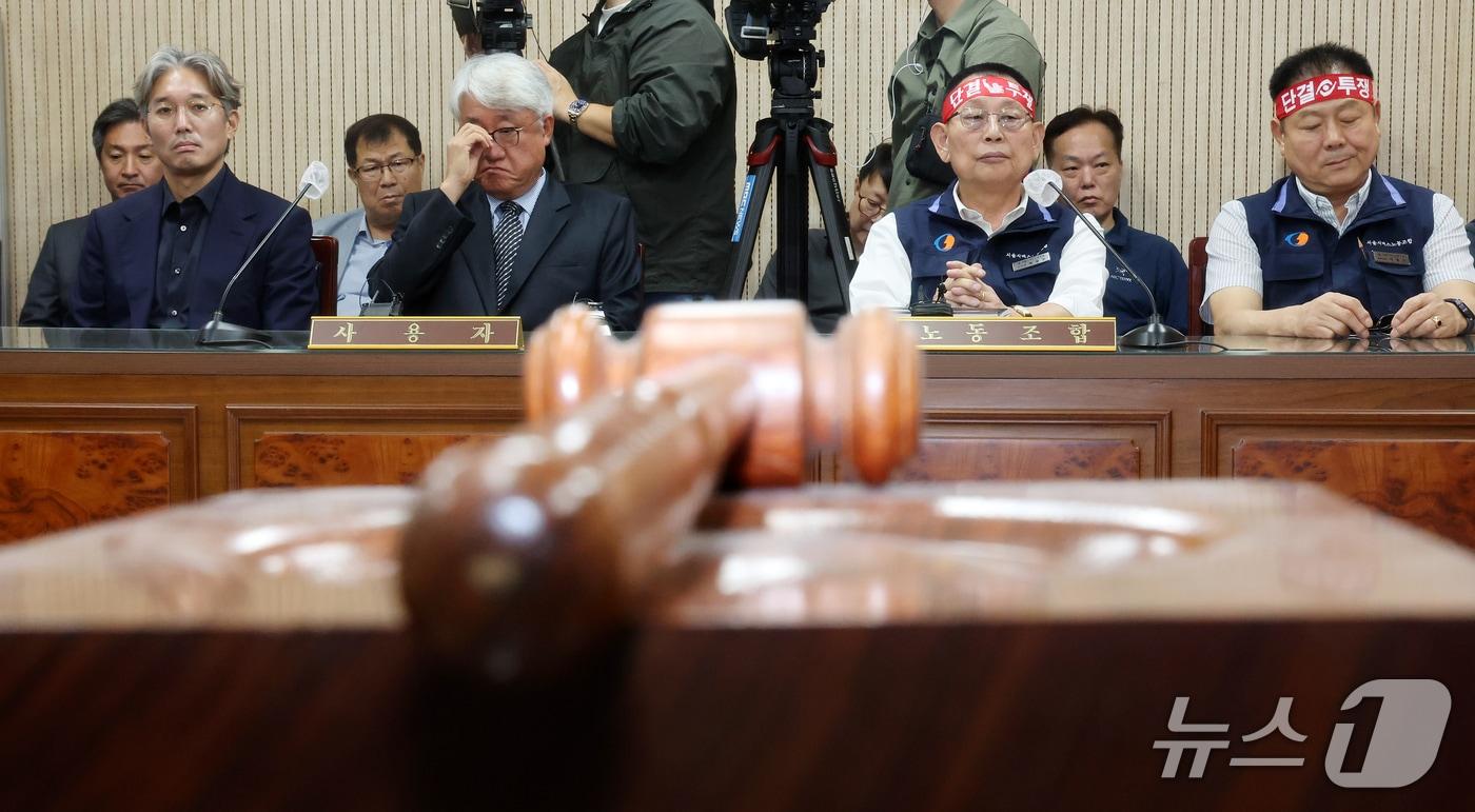 본문 이미지 - 김정환 서울시버스사업조합 이사장과 박점곤 서울시버스노동조합 위원장이 15일 오후 서울 영등포구 서울지방노동위원회에서 열린 제2차 조정회의에 참석해 자리에 앉아 있다. 2026.9.15 ⓒ 뉴스1 김진환 기자