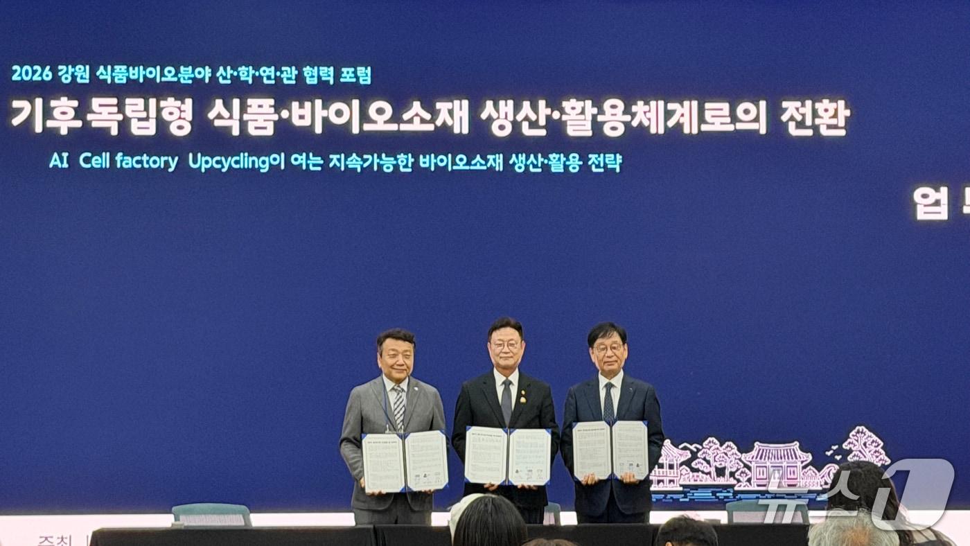 본문 이미지 - 업무 협약 체결 현장.(강원대 강릉캠퍼스 제공. 재판매 및 DB 금지) 2026.9.15/뉴스1
