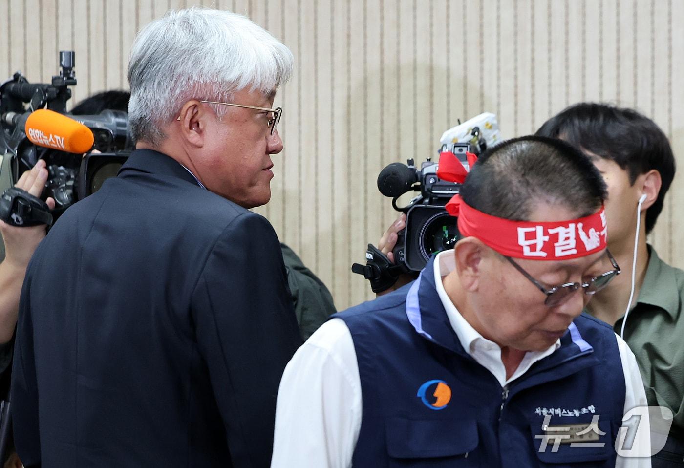 본문 이미지 - 김정환 서울시버스사업조합 이사장과 박점곤 서울시버스노동조합 위원장(오른쪽)이 15일 오후 서울 영등포구 서울지방노동위원회에서 열린 제2차 조정회의에서 정회 후 회의장을 빠져나가고 있다. 2026.9.15 ⓒ 뉴스1 김진환 기자