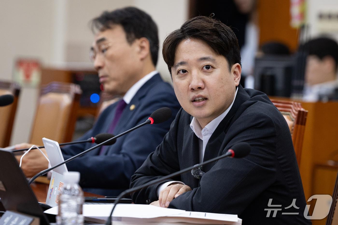 본문 이미지 - 이준석 개혁신당 의원이 지난 15일 서울 여의도 국회 재정경제기획위원회의 이형일 부총리 겸 재정경제부 장관 후보자 인사청문회에서 질의하고 있다. 2026.9.15 ⓒ 뉴스1 유승관 기자