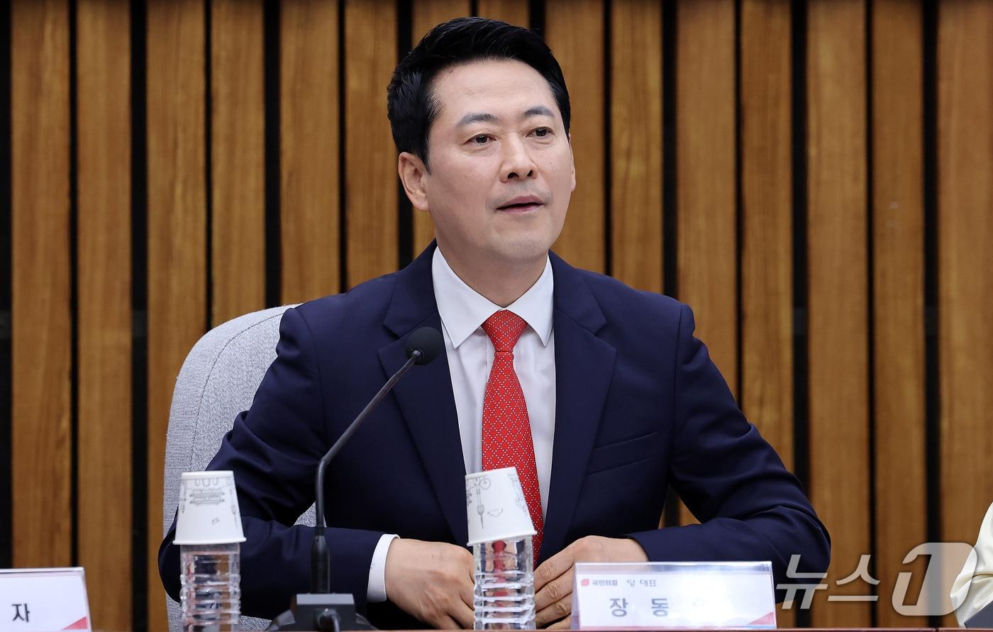 본문 이미지 - 장동혁 국민의힘 대표가 15일 오후 서울 여의도 국회에서 열린 '농지조사 후폭풍, 위기의 농촌' 간담회에 참석하고 있다. 2026.9.15 ⓒ 뉴스1 박지혜 기자