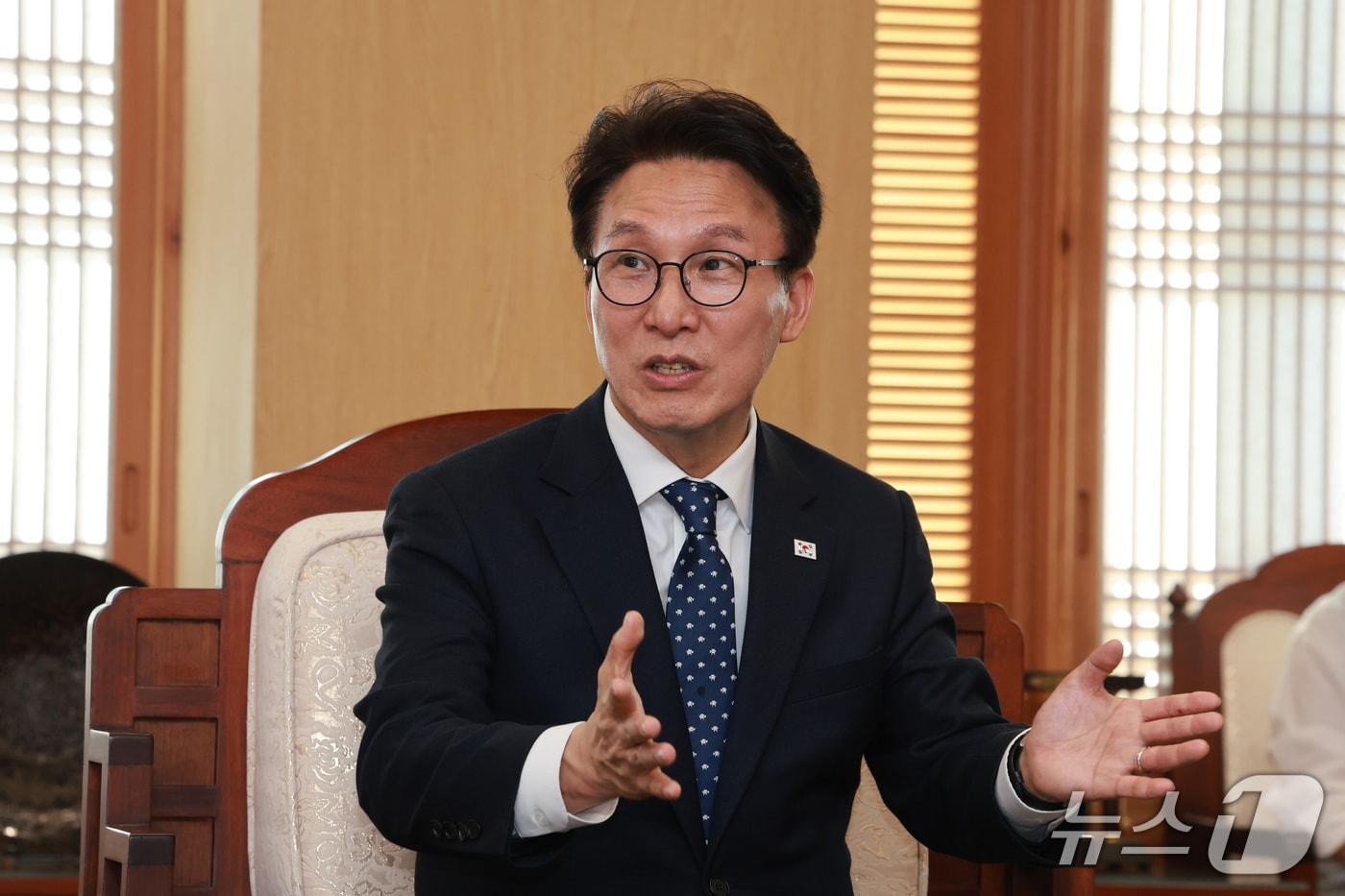 본문 이미지 - 김민석 더불어민주당 대표가 지난 15일 오후 서울 종로구 조계사에서 대한불교조계종 총무원장 진우스님을 예방하며 환담을 나누고 있다.2026.9.15 ⓒ 뉴스1 국회사진기자단
