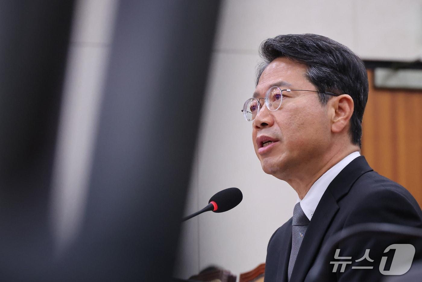 본문 이미지 - 김승원 법무부 장관 후보자가 15일 서울 여의도 국회 법제사법위원회에서 열린 인사청문회에서 의원 질의에 답변하고 있다. 2026.9.15 ⓒ 뉴스1 신웅수 기자