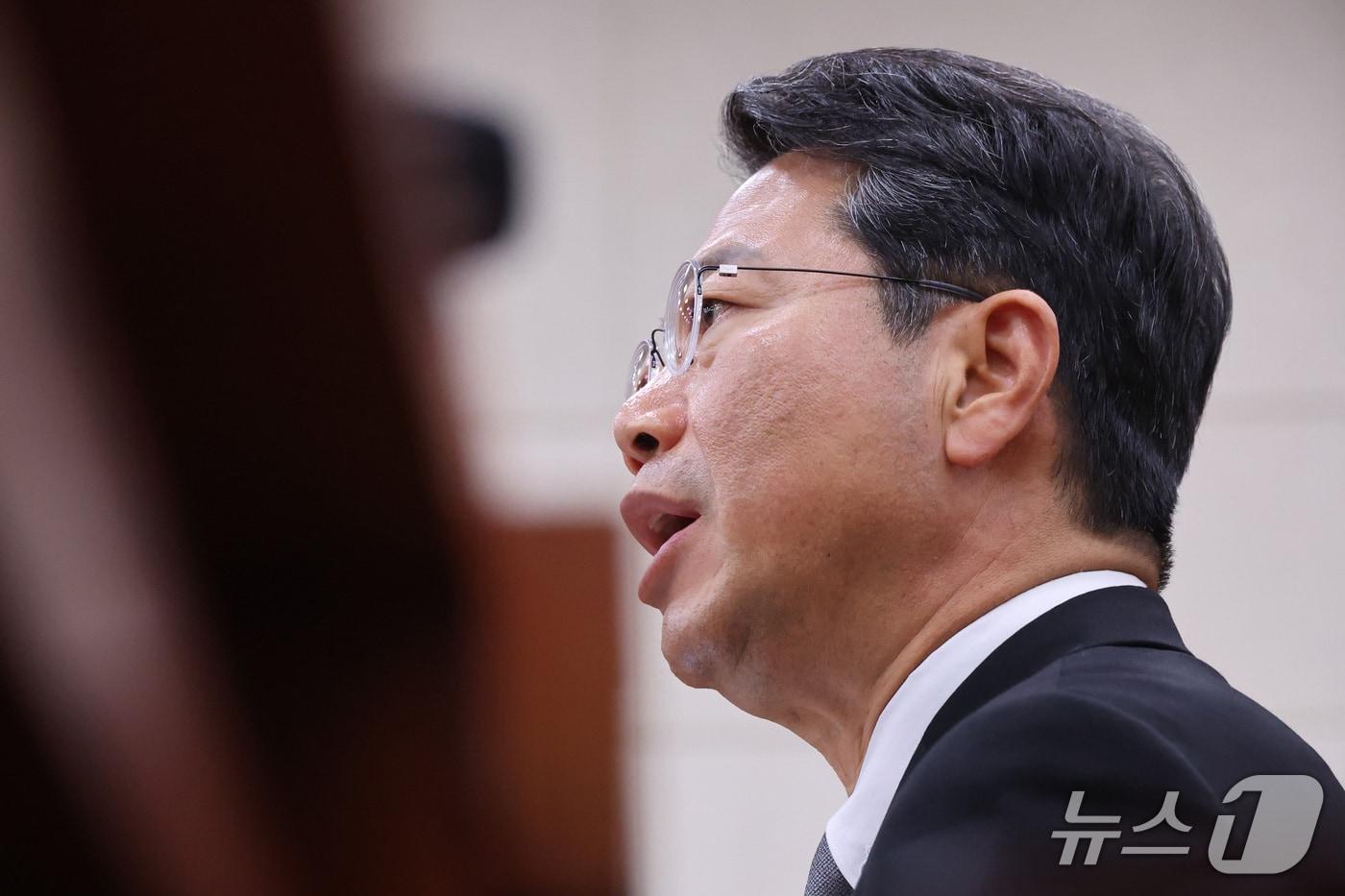 본문 이미지 - 김승원 법무부 장관 후보자가 15일 서울 여의도 국회 법제사법위원회에서 열린 인사청문회에서 의원 질의에 답변하고 있다. ⓒ 뉴스1 신웅수 기자