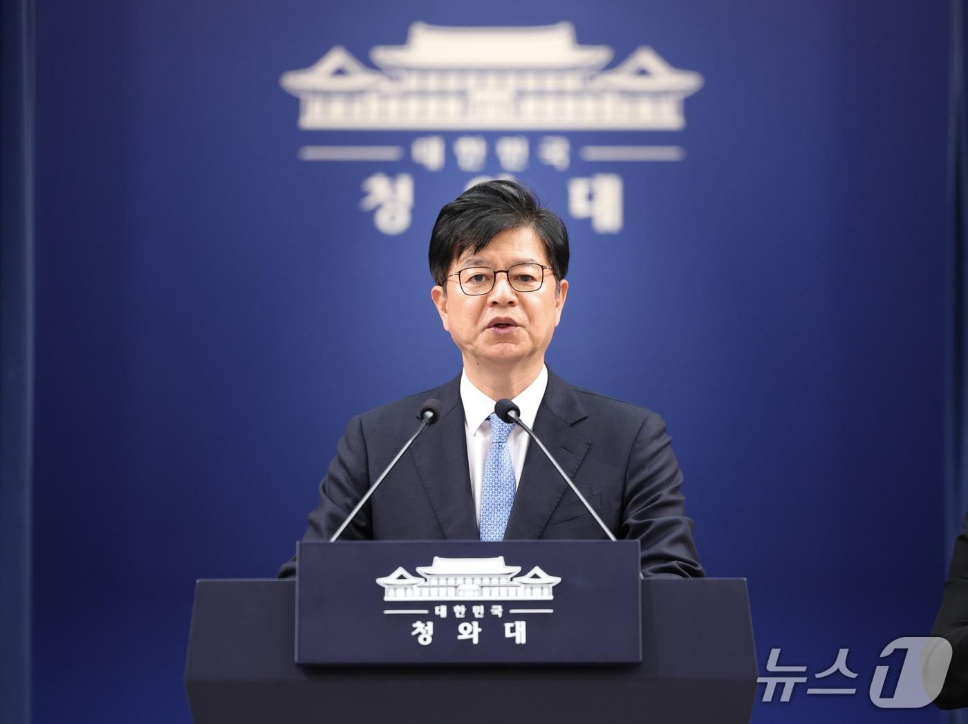 본문 이미지 - 성기홍 홍보소통수석이 15일 청와대 춘추관에서 이재명 대통령 기자회견 일정 관련 브리핑을 하고 있다. 2026.9.15 ⓒ 뉴스1 허경 기자