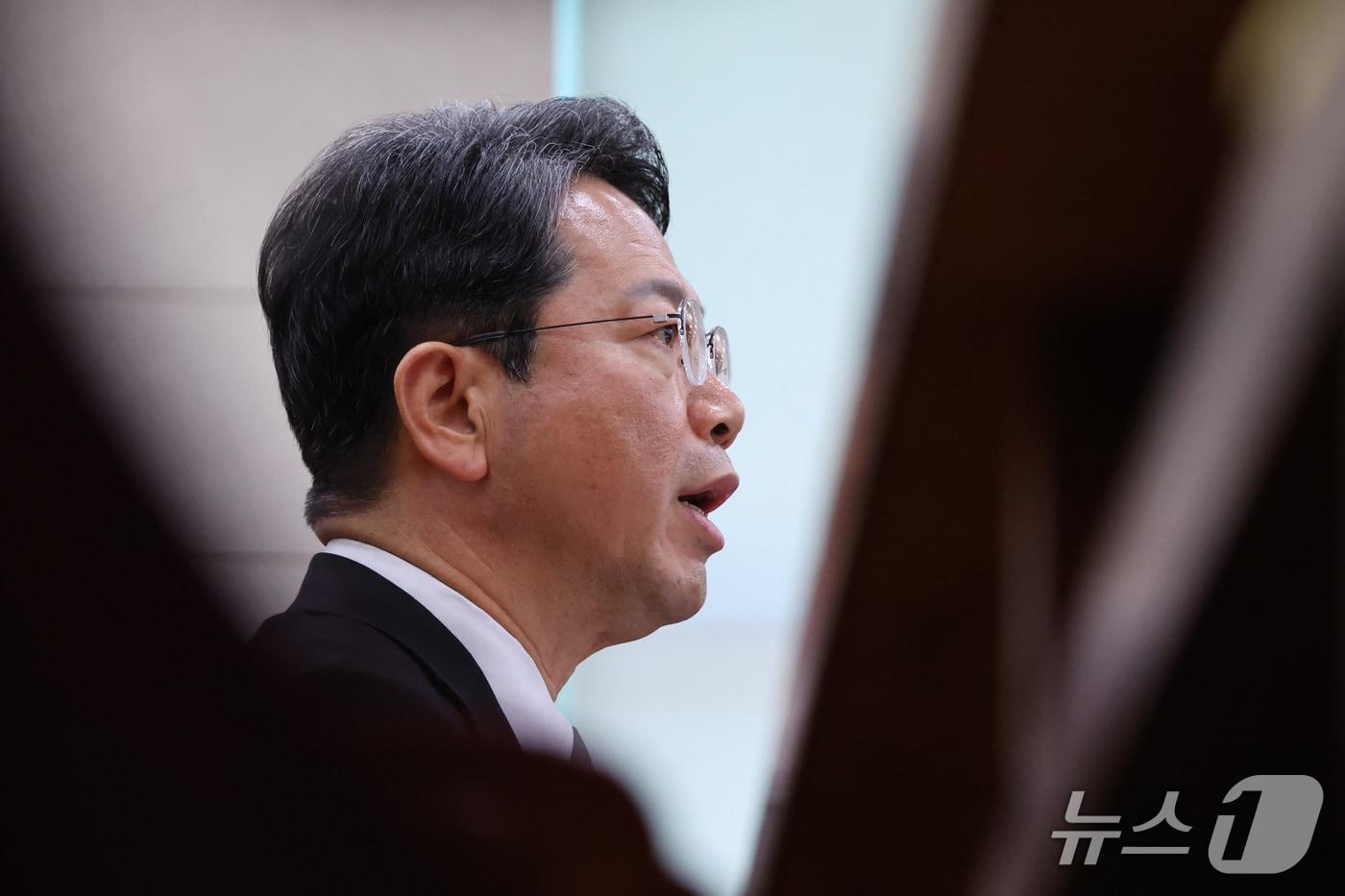본문 이미지 - 김승원 법무부 장관 후보자가 15일 서울 여의도 국회 법제사법위원회에서 열린 인사청문회에서 의원 질의에 답변하고 있다. 2026.9.15 ⓒ 뉴스1 신웅수 기자