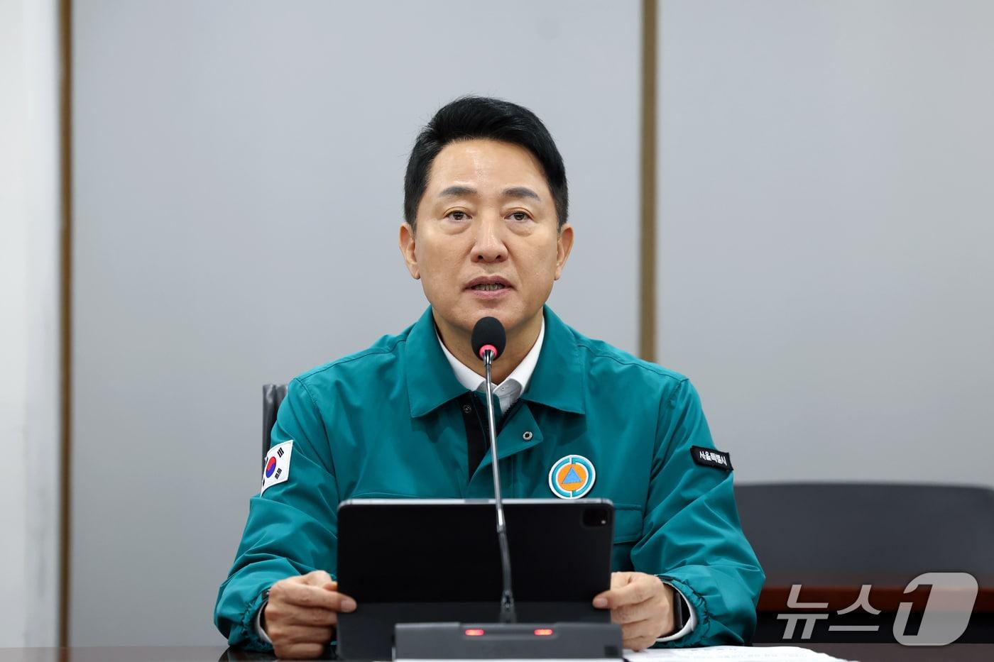 본문 이미지 - 오세훈 서울시장이 15 오전 기획상황실에서 버스노조 파업예고에 따른 비상수송대책 점검회의에서 모두말씀하고 있다.(서울시 제공)