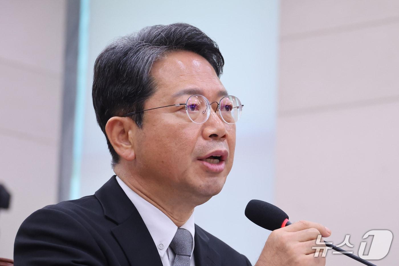 본문 이미지 - 김승원 법무부 장관 후보자가 15일 서울 여의도 국회 법제사법위원회에서 열린 인사청문회에서 의원 질의에 답변하고 있다. 2026.9.15 ⓒ 뉴스1 신웅수 기자