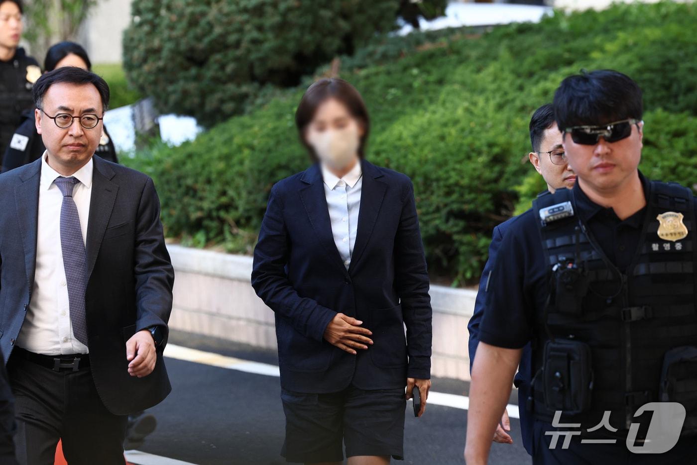 본문 이미지 - 김승원 법무부 장관 후보자에게 신약 임상 시험 승인 청탁을 부탁했다는 의혹을 받는 브로커 양 모 씨가 15일 오후 서울 마포구 서울서부지방법원에서 열린 뇌물 공여 약속 등 혐의 공판에 출석하고 있다. 2026.9.15 ⓒ 뉴스1 최지환 기자