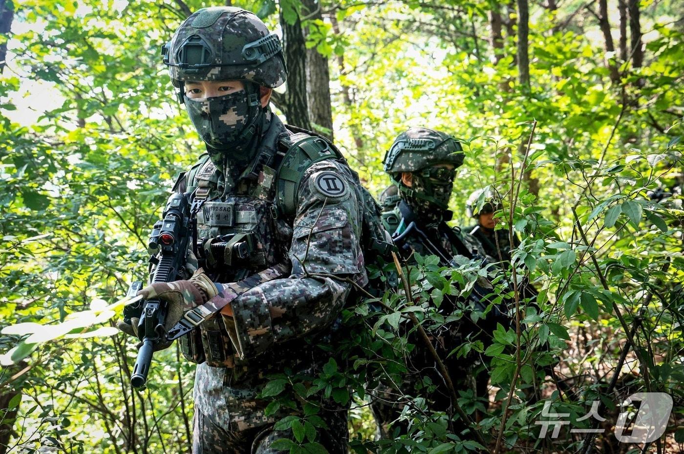 본문 이미지 - 2026년 화랑·동시통합훈련에 투입된육군 제2군단 예하 702특공연대원들이 탐색격멸작전에 나서는 모습.(육군 2군단 제공. 재판매 및 DB 금지)/뉴스1