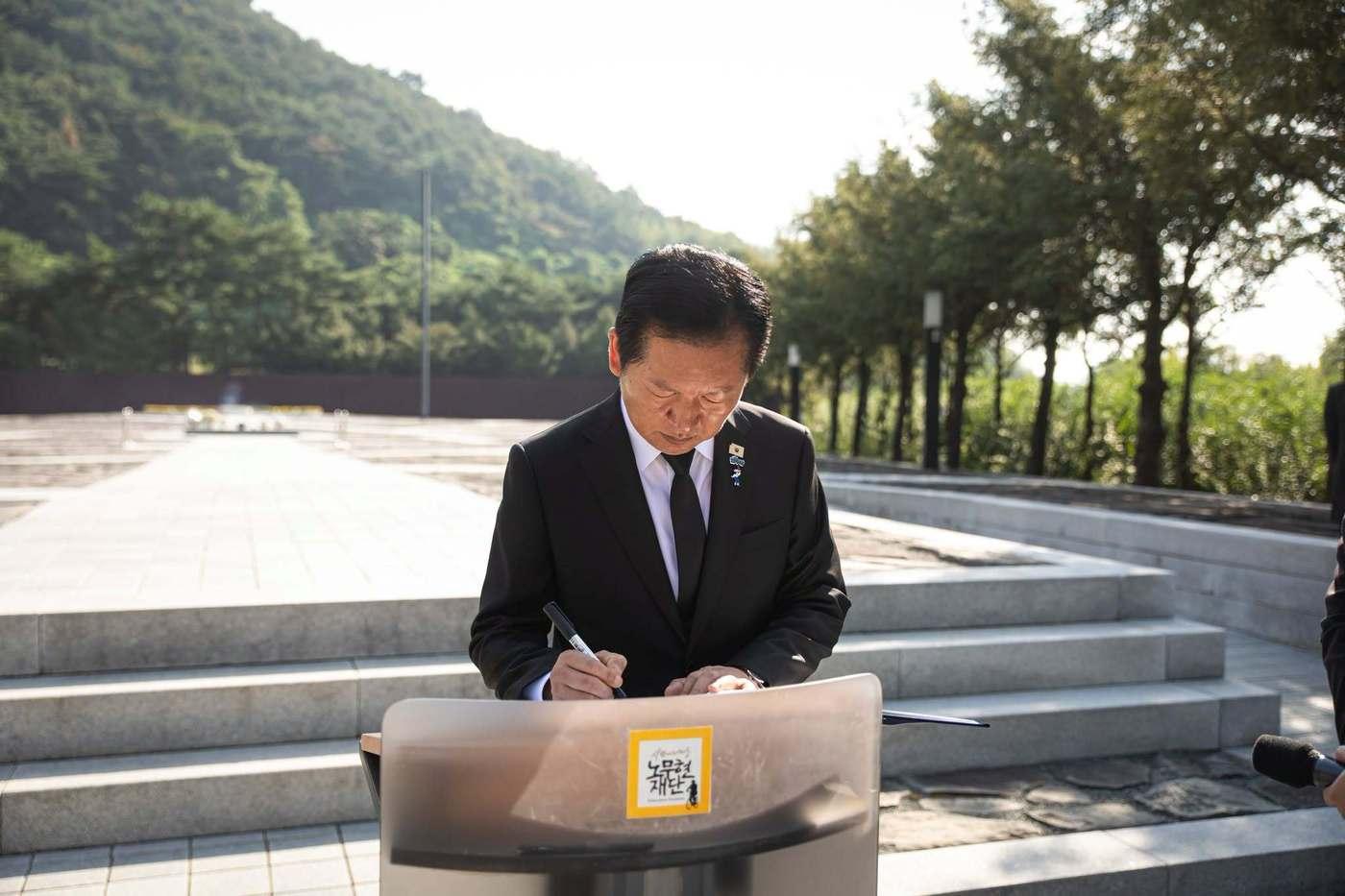 본문 이미지 - 정청래 전 더불어민주당 대표가 15일 경남 김해 봉하마을에서 고(故) 노무현 전 대통령을 참배하고 방명록을 쓰고 있다(정 전 대표 페이스북 갈무리).