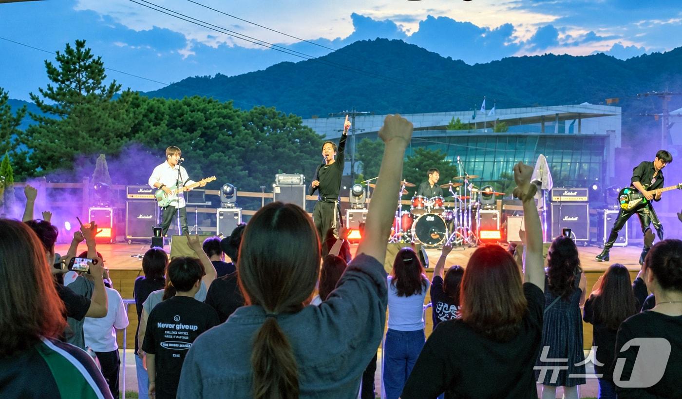 본문 이미지 - 지난 13일 칠곡호국평화기념관 야외잔디광장에서 열린‘제1회 2026 CHILGOK PEACE ROCK FESTIVAL’에서 관람객들이 공연을 즐기며 환호하고 있다.(칠곡군 제공. 재판매 및 DB 금지)/뉴스1