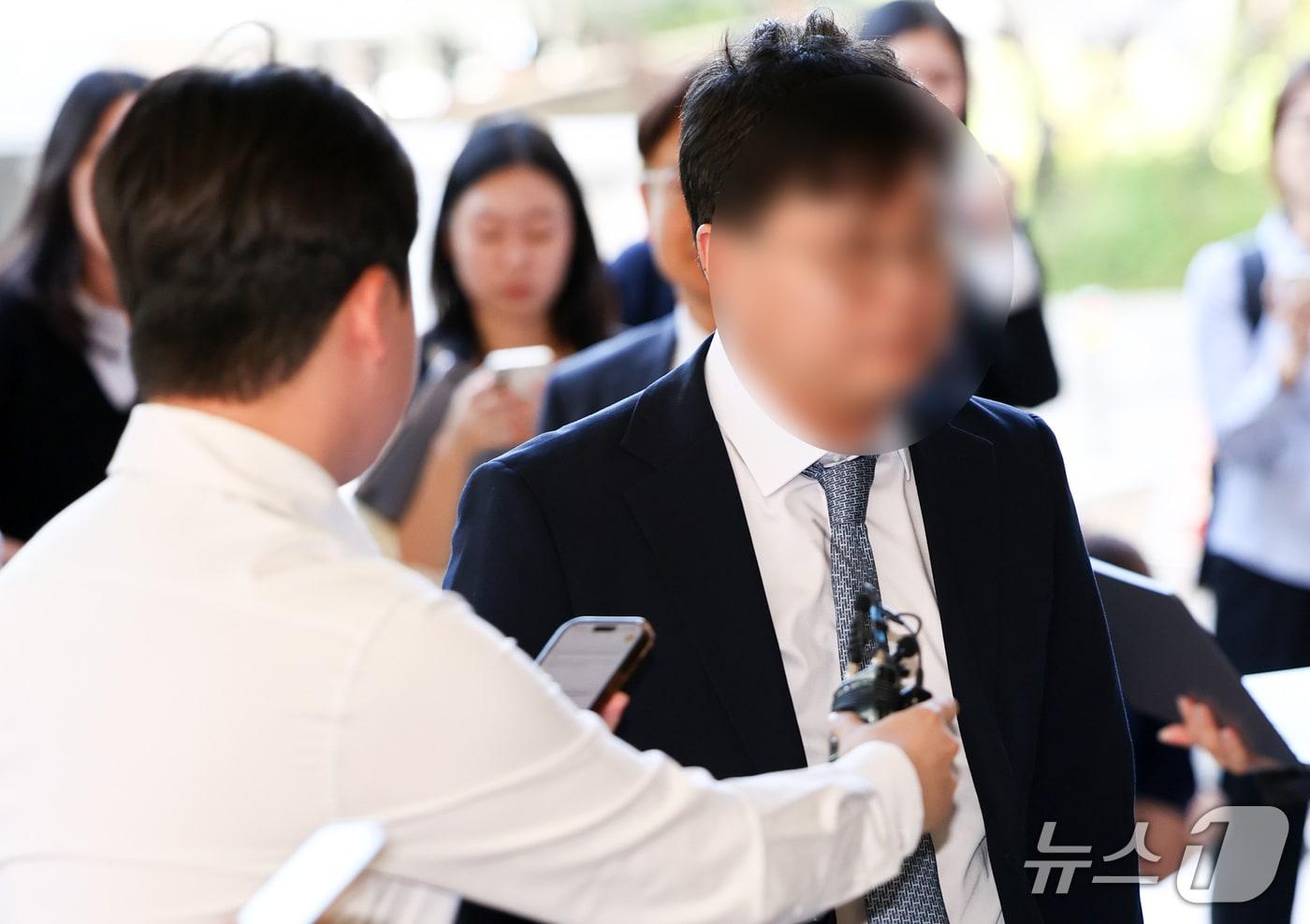 본문 이미지 - 김승원 법무부 장관 후보자에게 신약 임상 시험 승인 청탁을 부탁했다는 의혹을 받는 제넨셀 창업자 강 모 씨가 지난 15일 오후 서울 마포구 서울서부지방법원에서 열린 뇌물 공여 약속 등 혐의 공판에 출석하고 있다. ⓒ 뉴스1 최지환 기자