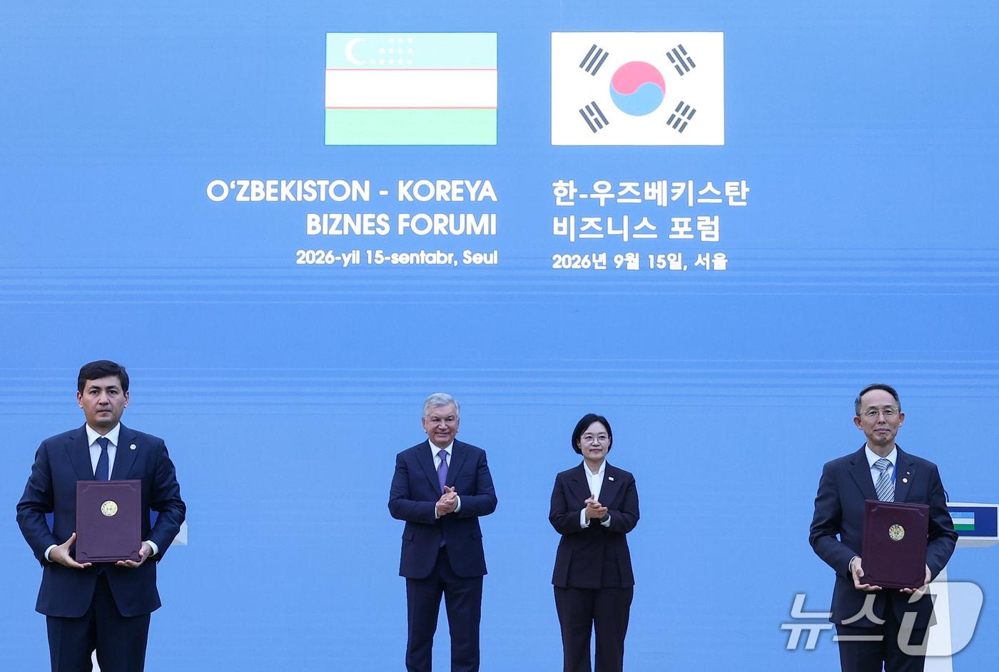 본문 이미지 - 황기연 한국수출입은행장과 보부르 이슬라모프 우즈베키스탄 광업·지질부장관이 5일 서울 중구 서울신라호텔에서 열린 한-우즈베키스탄 비즈니스 포럼에서 한성숙 국무총리와 샤브카트 미르지요예프 우즈베키스탄 대통령이 임석한 가운데 전략광물 가공·생산·공급망 허브 구축 양해각서(MOU)를 체결하고 있다. (공동취재) 2026.9.15 ⓒ 뉴스1 이종덕 기자