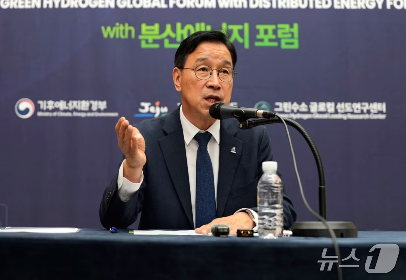 본문 이미지 - 위성곤 제주도지사가 15일 제주 서귀포 제주국제컨벤션센터(ICC 제주)에서 열린 '2026 그린수소 글로벌 포럼'에서 발언하고 있다. ⓒ 뉴스1 황덕현 기자