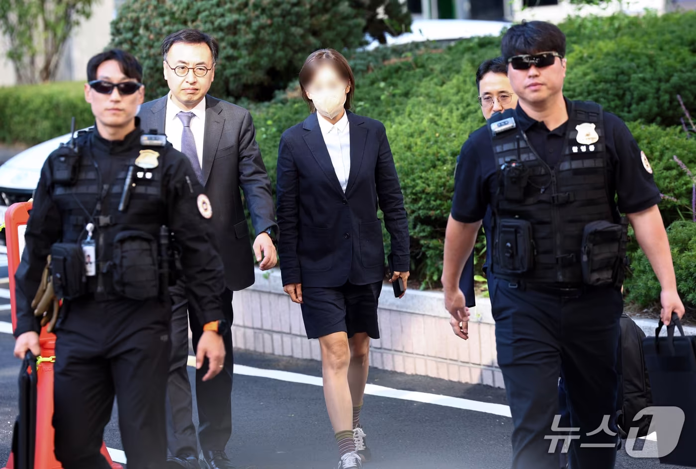 본문 이미지 - 김승원 법무부 장관 후보자에게 신약 임상 시험 승인 청탁을 부탁했다는 의혹을 받는 브로커 양 모 씨가 15일 오후 서울 마포구 서울서부지방법원에서 열린 뇌물 공여 약속 등 혐의 공판에 출석하고 있다. 2026.9.15 ⓒ 뉴스1 최지환 기자