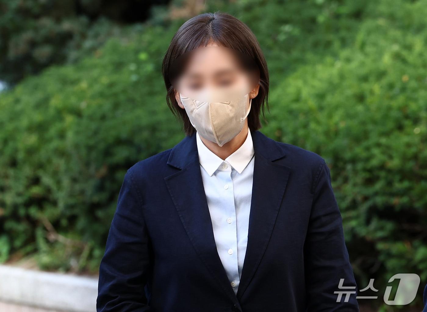본문 이미지 - 김승원 법무부 장관 후보자에게 신약 임상 시험 승인 청탁을 부탁했다는 의혹을 받는 브로커 양 모 씨가 15일 오후 서울 마포구 서울서부지방법원에서 열린 뇌물 공여 약속 등 혐의 공판에 출석하고 있다. 2026.9.15 ⓒ 뉴스1 최지환 기자