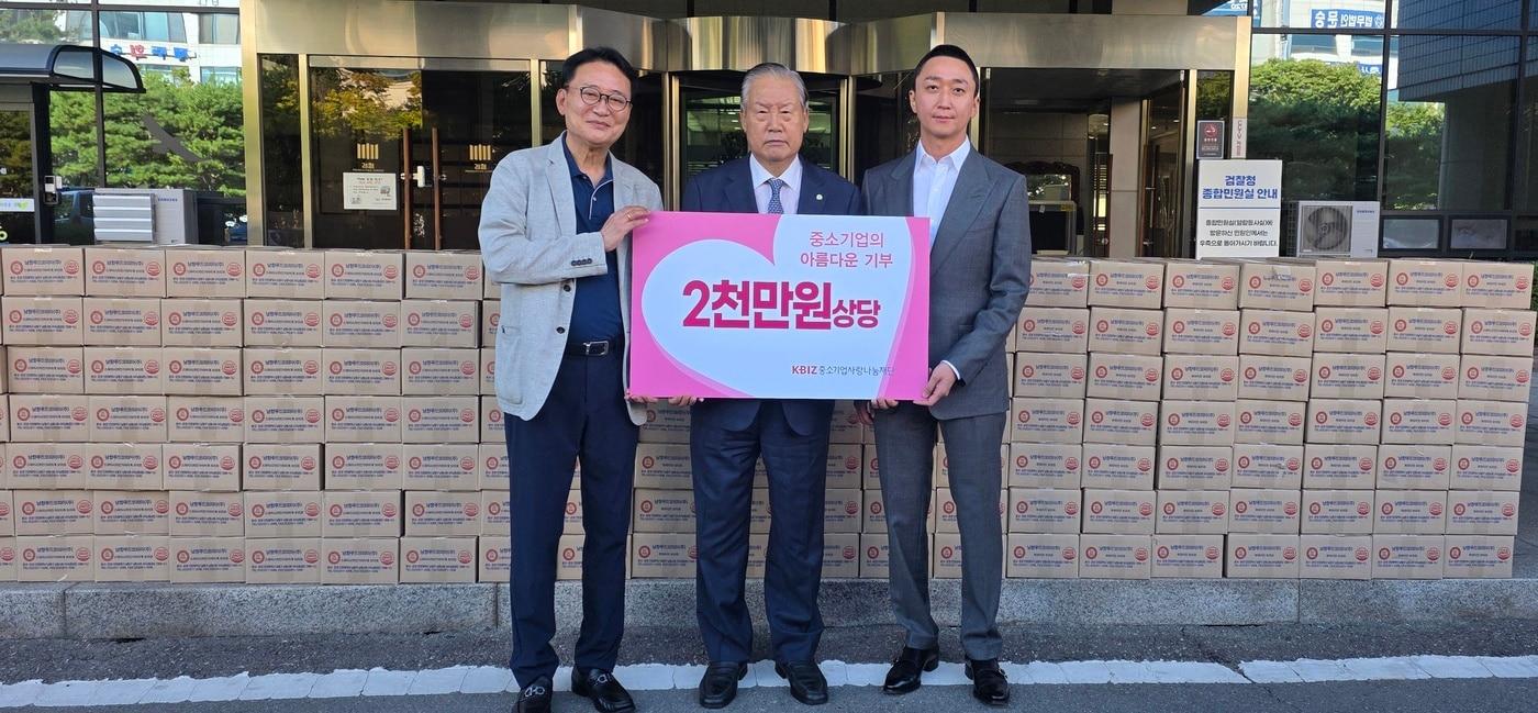 본문 이미지 -  중소기업사랑나눔재단과 남향푸드또띠아가 15일 거모종합사회복지관 등 지역복지시설 11곳에 2000만 원 상당의 브리또를 전달했다. (중기사랑나눔재단 제공)