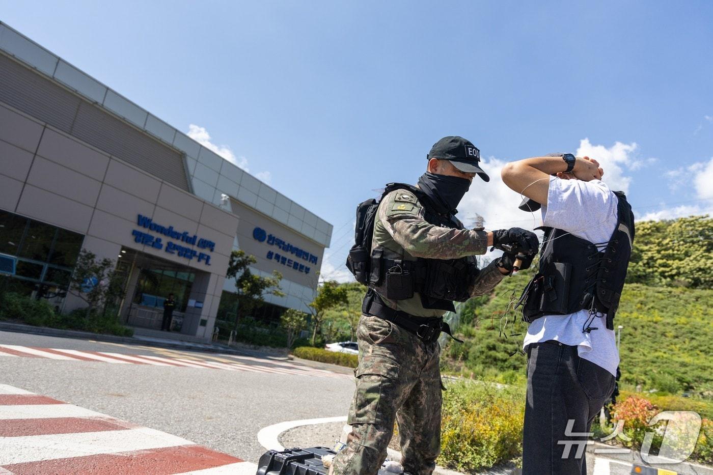 본문 이미지 - 훈련에 참여한 폭발물처리반이 폭탄을 해체하고 있다.(23경비여단 제공. 재판매 및 DB 금지) 2026.9.15/뉴스1
