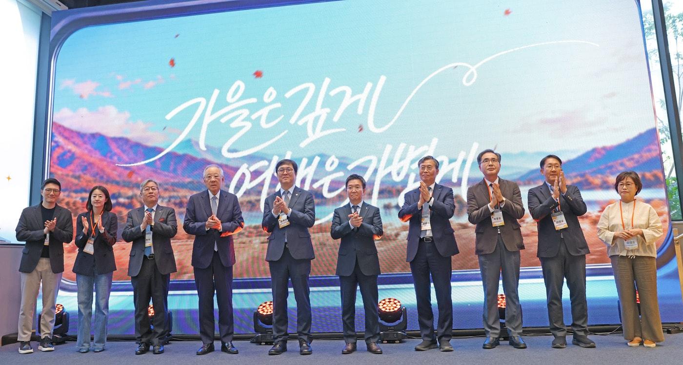 본문 이미지 - 이진석 한국여행업협회 회장(왼쪽 세번째부터), 류진 한국경제인협회 회장, 최휘영 문화체육관광부 장관, 박성혁 한국관광공사 사장, 김태승 한국철도공사 사장(문화체육관광부 제공)